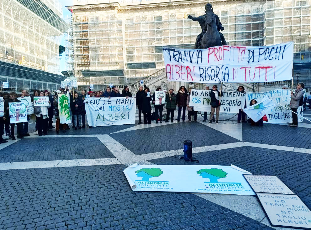 Comitato Tam protesta al Campidoglio contro il taglio indiscriminato degli alberi.